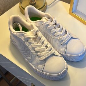 Cariuma White leather Sneakers with Green Interior